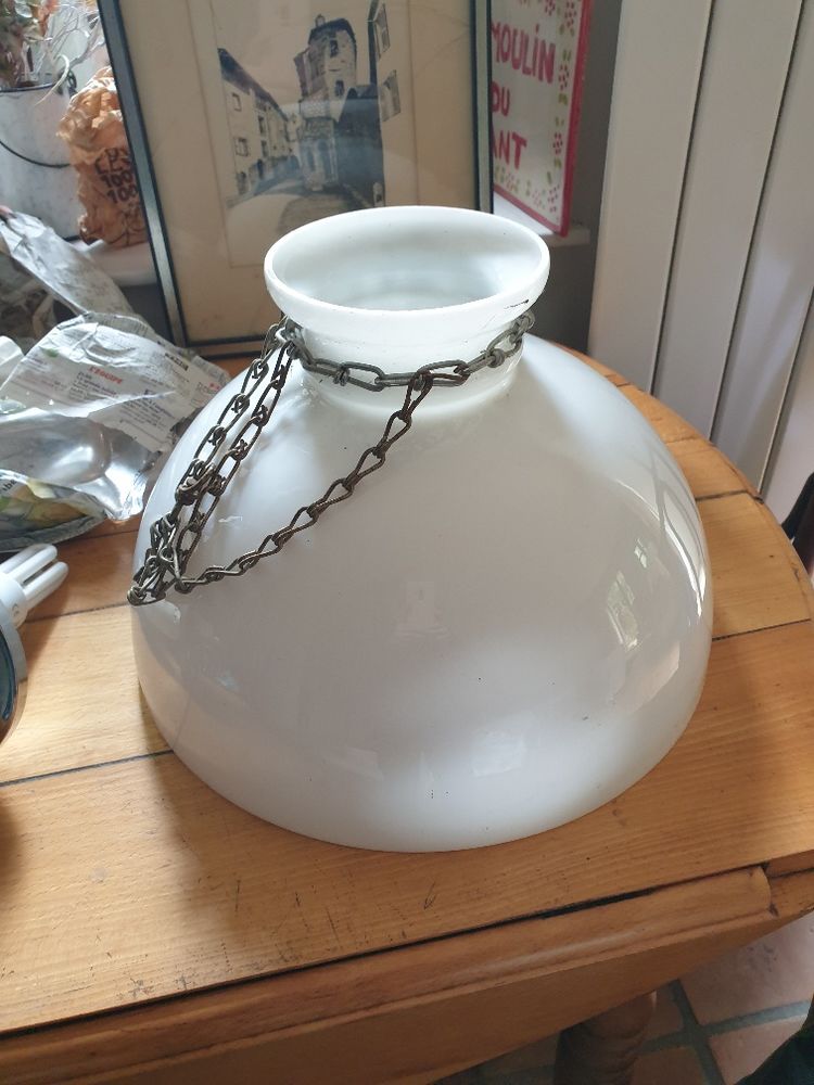 Grande suspension blanche, vintage
28 Mouxy (73)