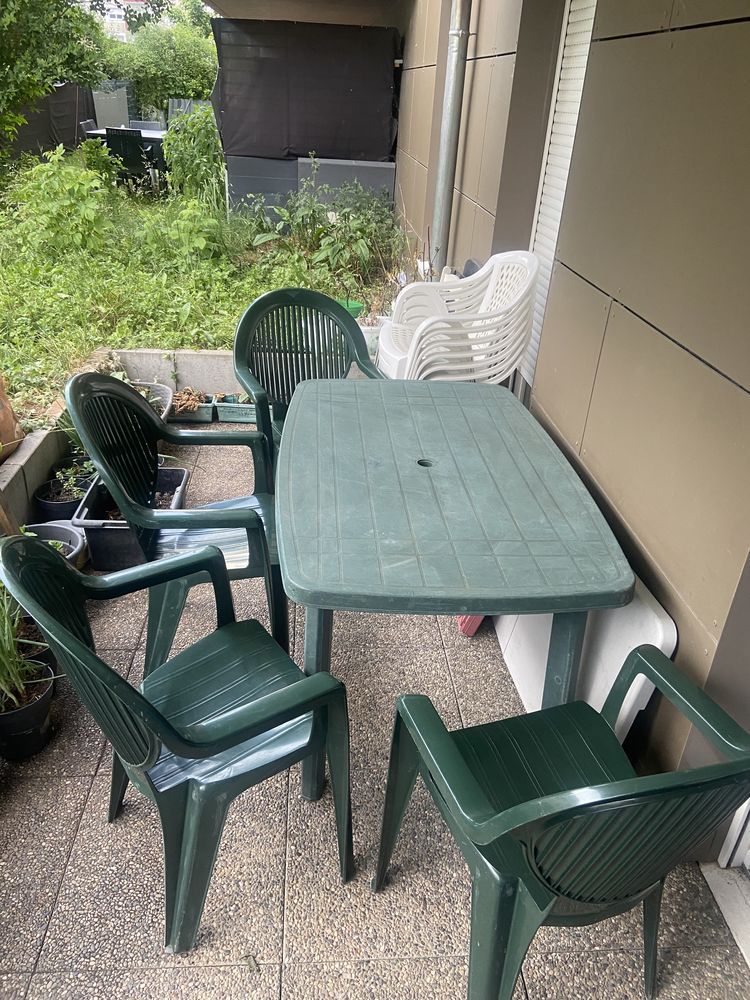 Grande table et chaises pour l'ext�rieur.
215 Strasbourg (67)