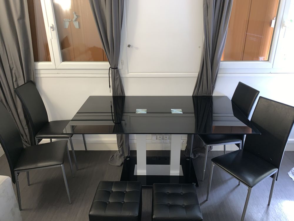 Une grande table en verre noir , 4 chaises et 2 poufs 0 Verneuil-sur-Seine (78)