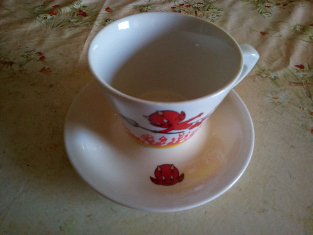 Grande tasse petit diablotin avec sous-tasse en c�ramique 15 P�lussin (42)