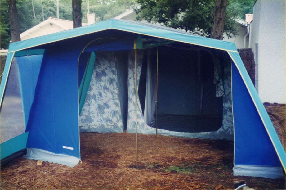 GRANDE TENTE TRIGANO FAMILIALE A ARMATURES METAL POUR 4-5 P. 150 Cesson (77)