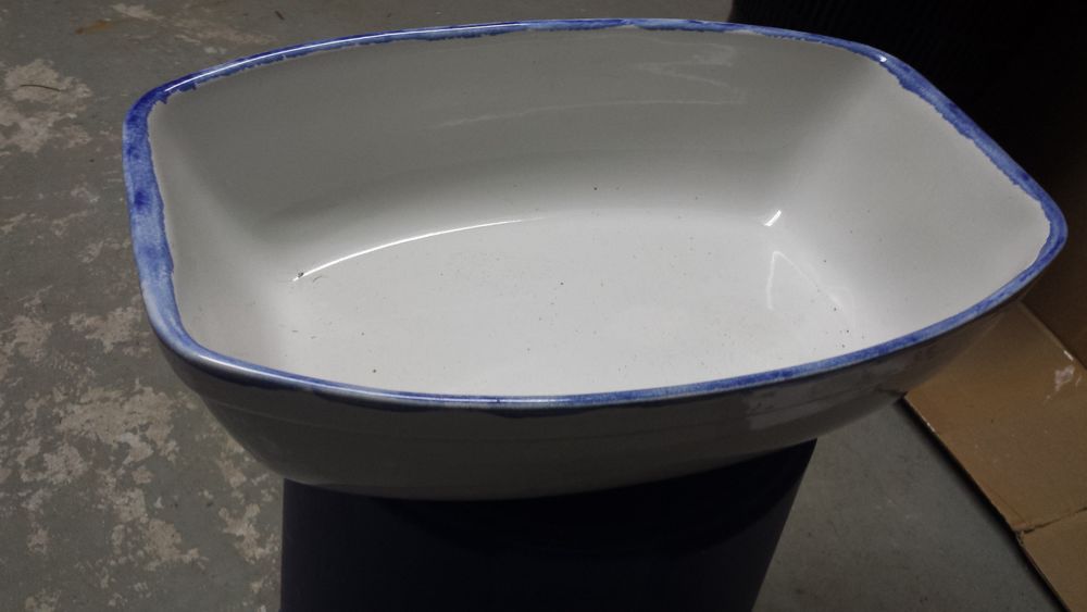 grande terrine pour tout blanche avec liser� bleu sur bord 0 M�rignies (59)