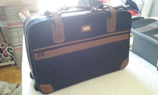 Grande valise noire avec sangles et cadenas 30 L�signy (77)