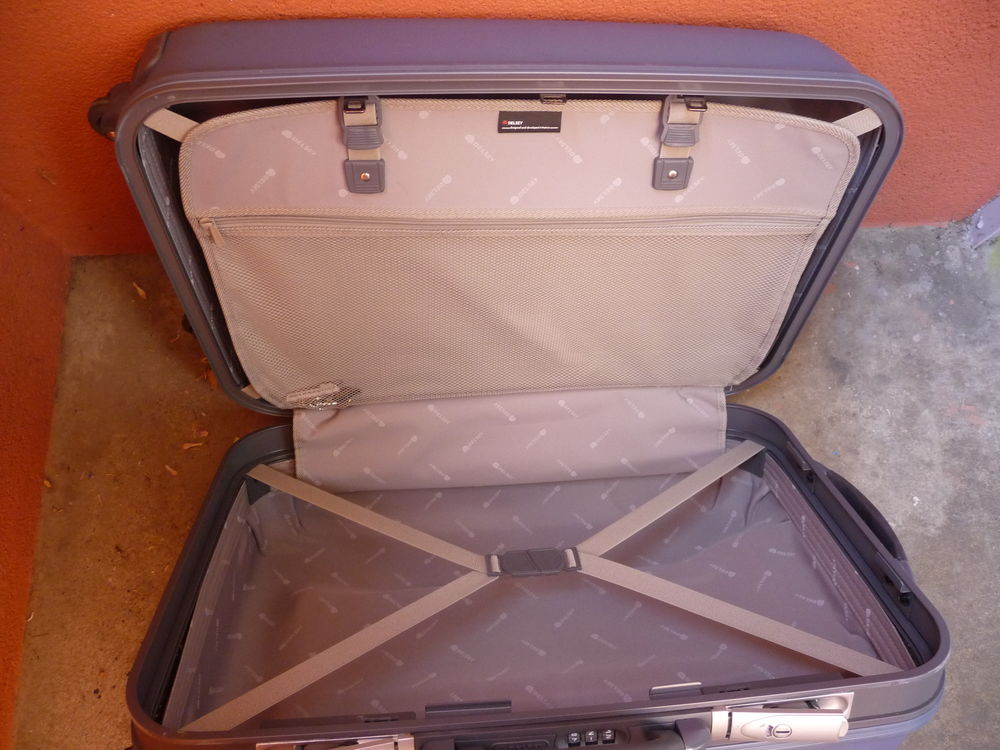 grande valise rigide Delsey bleue 4 roulettes
39 Saint-Fons (69)