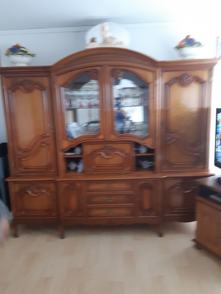 Grande vitrine en bois.
en bon état et bien entretenu.