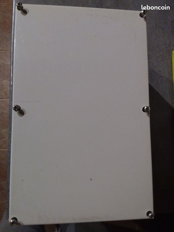 3 Grandes boites d�rivation perfor�es BIEN LIRE L'ANONCE
16 Serres-Castet (64)