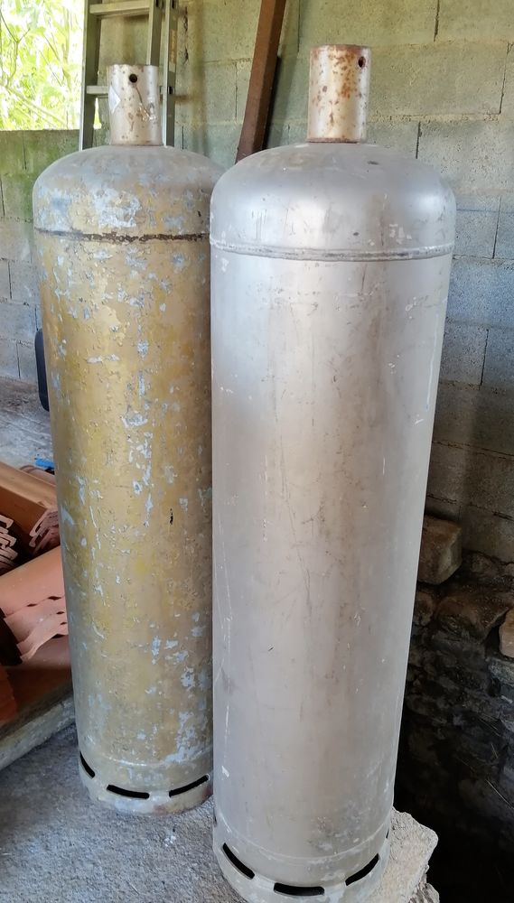 2 grandes bouteilles de gaz 0 Azay-le-Br�l� (79)