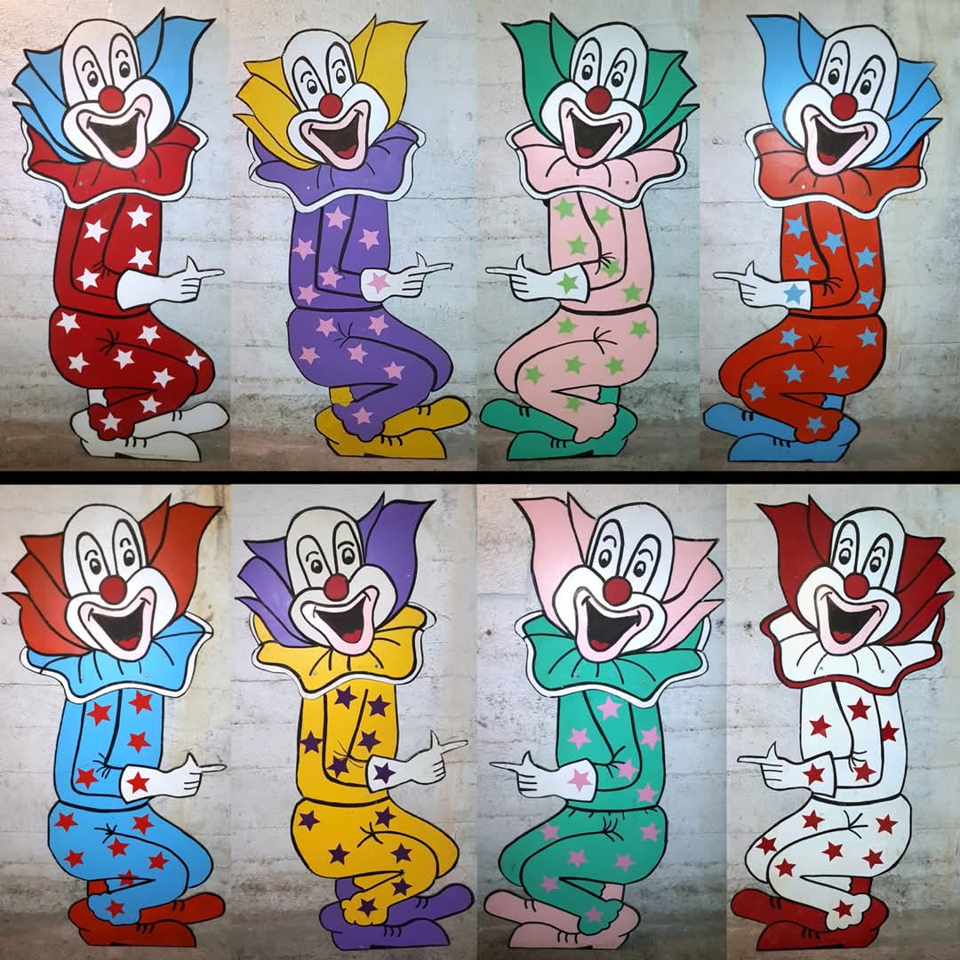 8 grands clowns en bois, d�cor de sc�ne 120 N�mes (30)