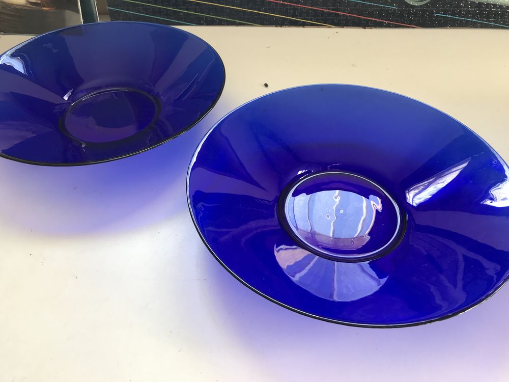 2 GRANDS PLATS CREUX EN VERRE BLEU 33 CM DE DIAM�TRE 20 �toile-sur-Rh�ne (26)