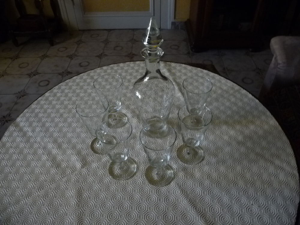 6 grands verres sur pied avec carafe 
12 Saint-Fons (69)