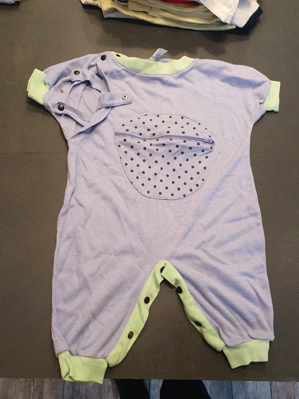 Grenouillere courte - 12 mois 
1 Aubvillers (80)