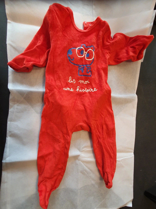 grenouillere rouge 
12 mois 2 Aubvillers (80)