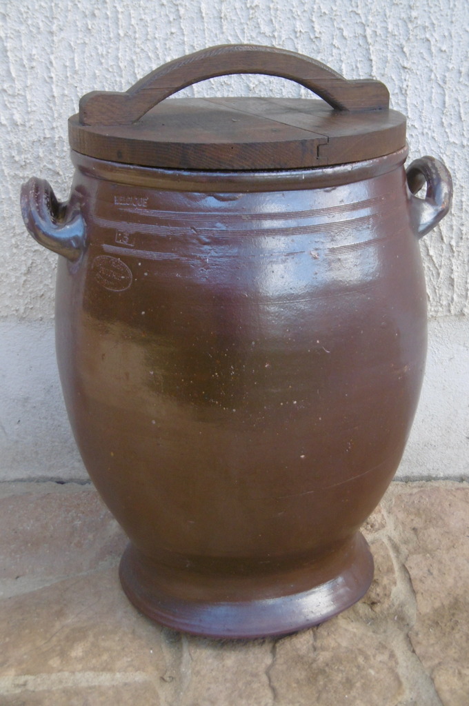 Pot en gr�s brun avec couvercle bois 110 Orgelet (39)