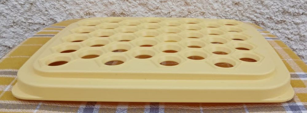 Grille � Ravioles   Tupperware   : 40 Cavit�s 5 La Fert�-Alais (91)