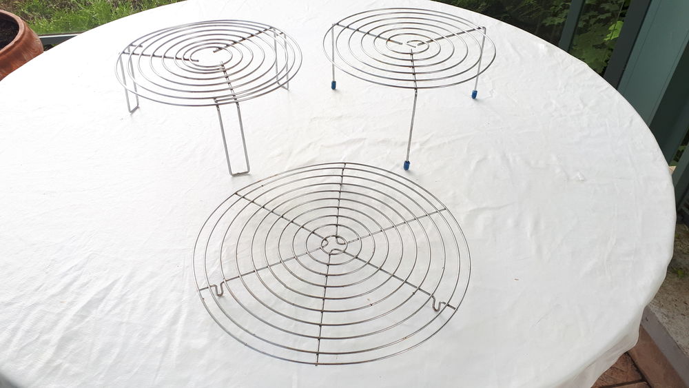 Lot de 3 grilles repose plat en m�tal 10 Montigny-Lencoup (77)