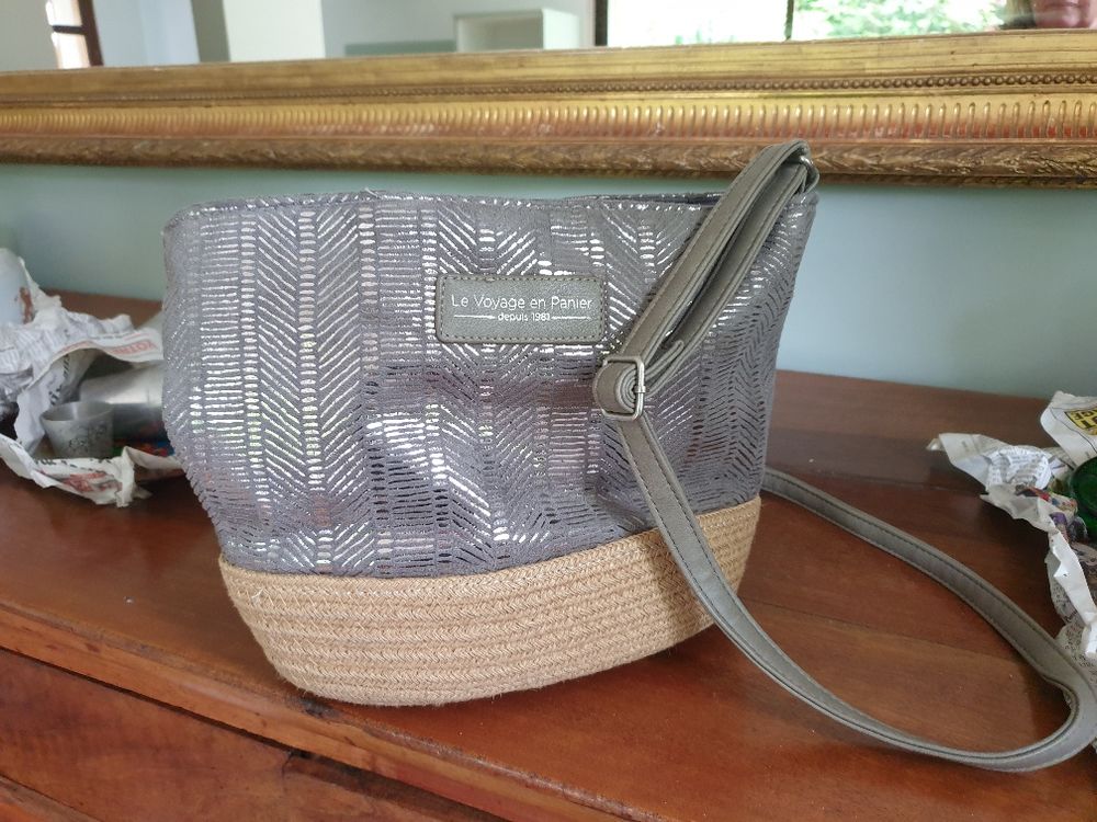 Sac gris argent� en bandouli�re 10 Mouxy (73)