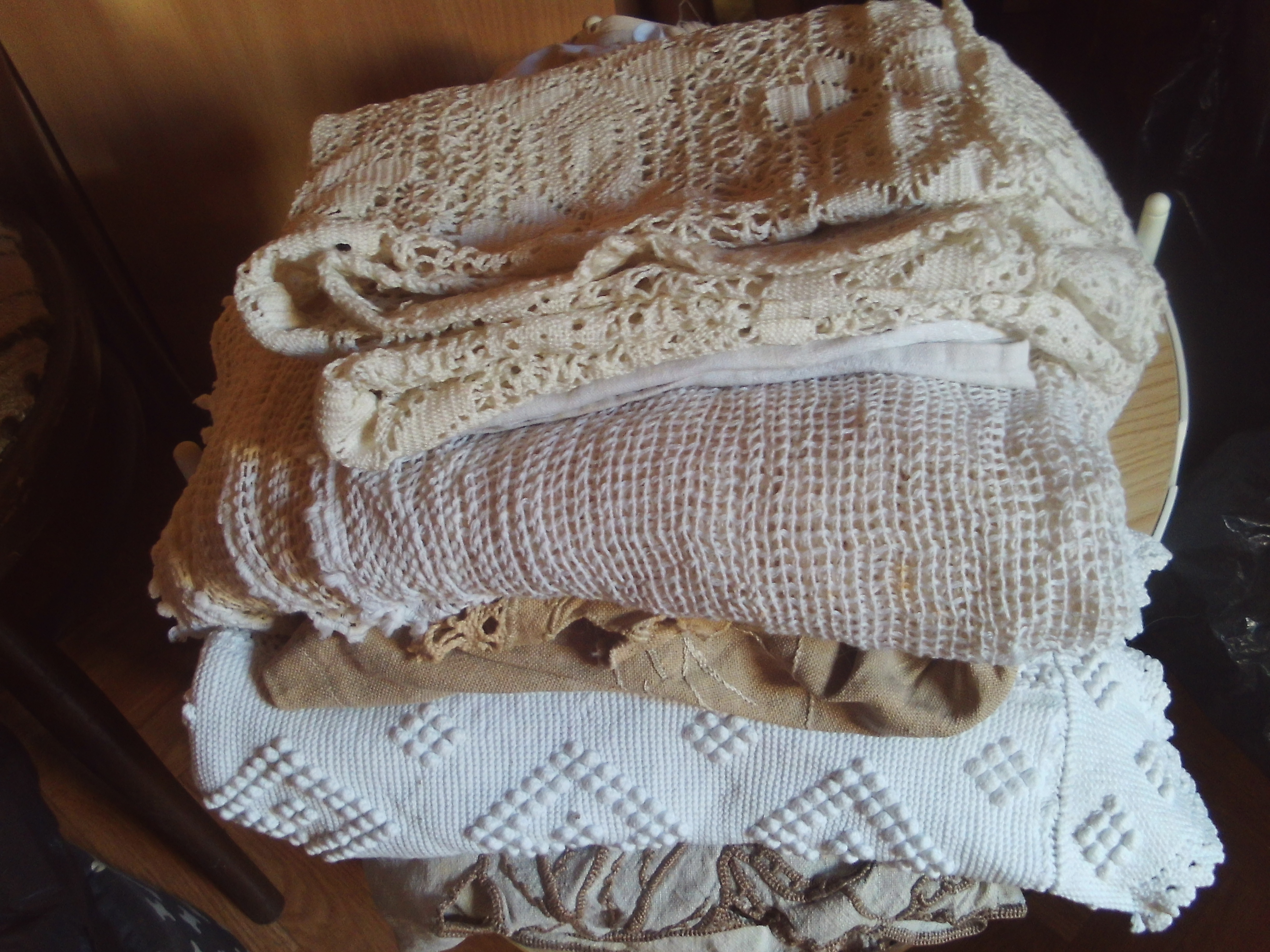 GROS LOTS DE DENTELLES ANCIENNES 
0 Oyonnax (01)