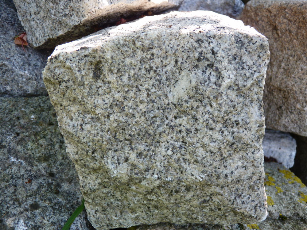  gros paves granit pleine masse gris bordure terrasse allee 2 Brienne-le-Château (10)