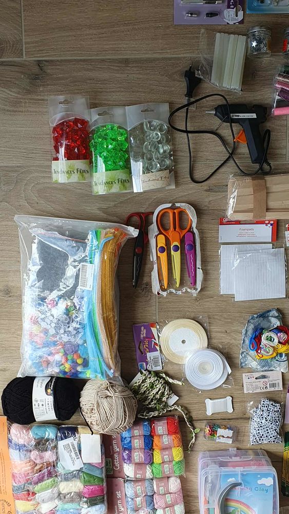 Gros lot pour loisirs, arts cr�atifs, scrapbooking. 100 Plou�zec (22)