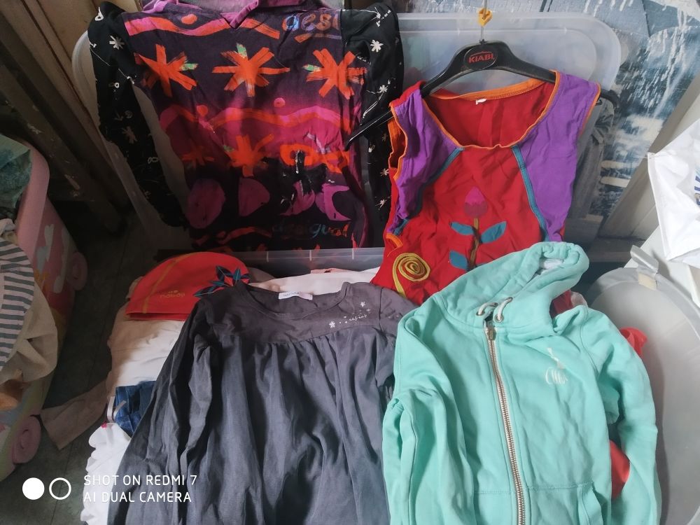 gros lot de v�tements fille  12/14 ans 40 Garlan (29)