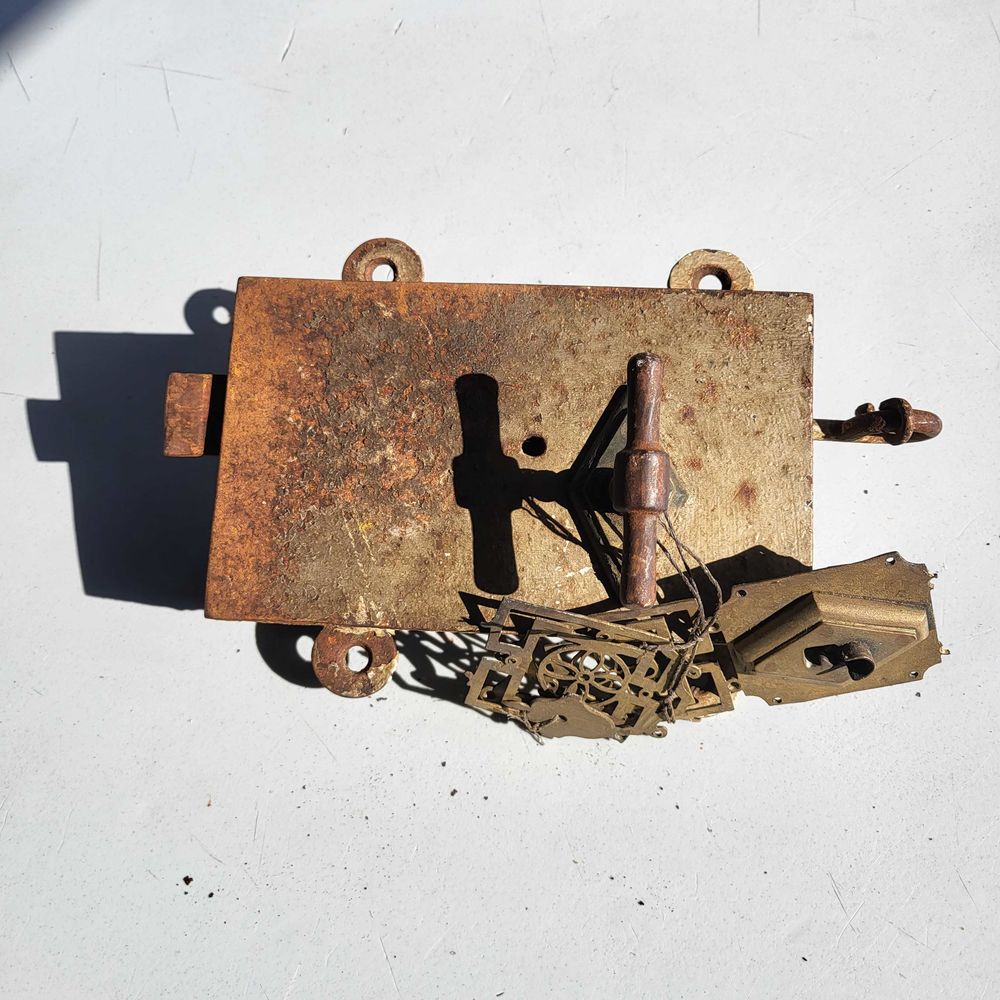 grosse serrure tr�s ancienne 50 La Farl�de (83)