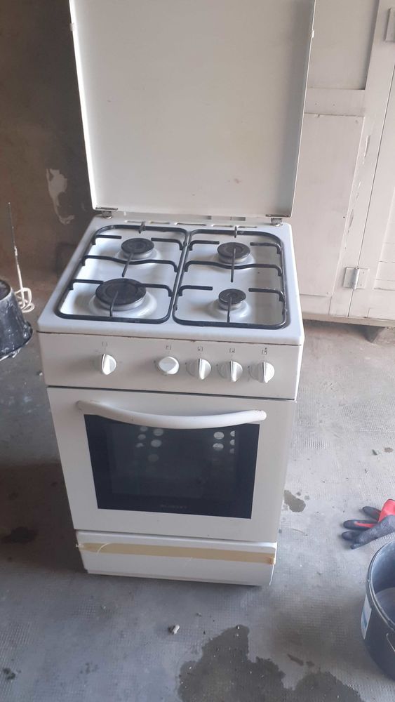 guaziniere  4 feux  guaze butane ,fournit  aussi gicleurs  guaz de ville +four fonctionne parfaitement 30 Perpignan (66)