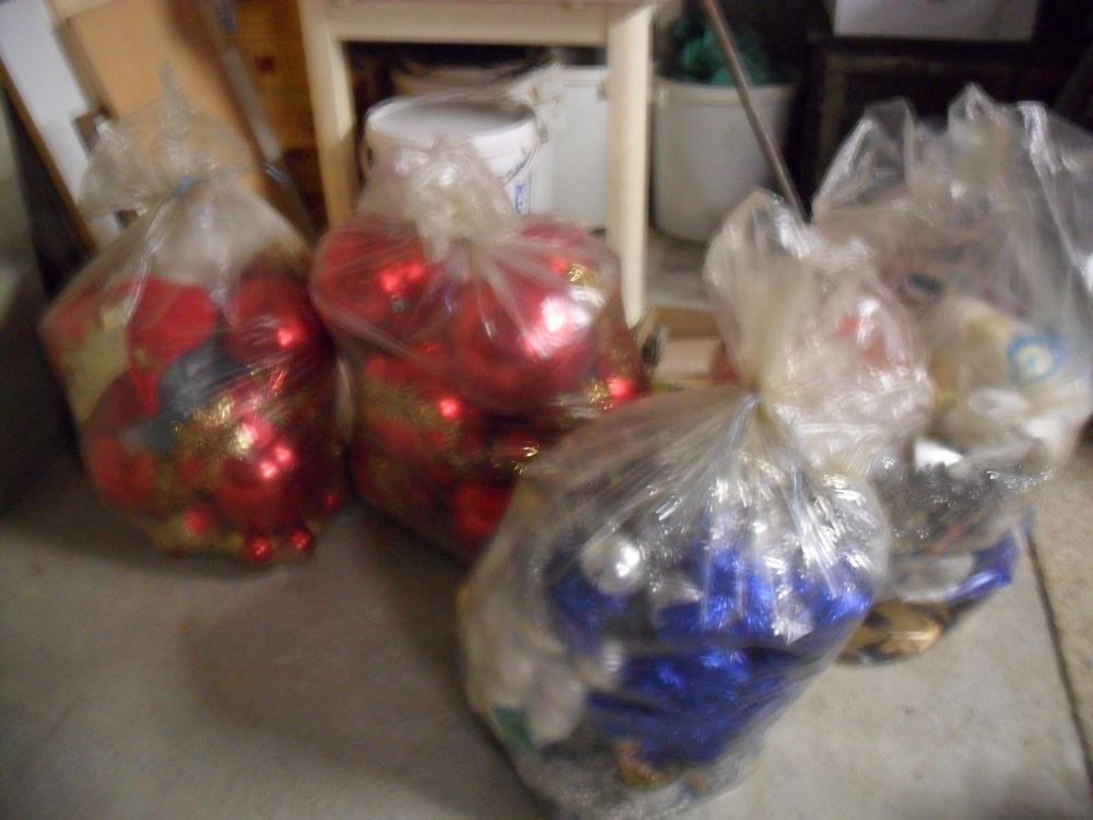  guirlandes, de boules, de sujets pour NOEL
15 Bauvin (59)