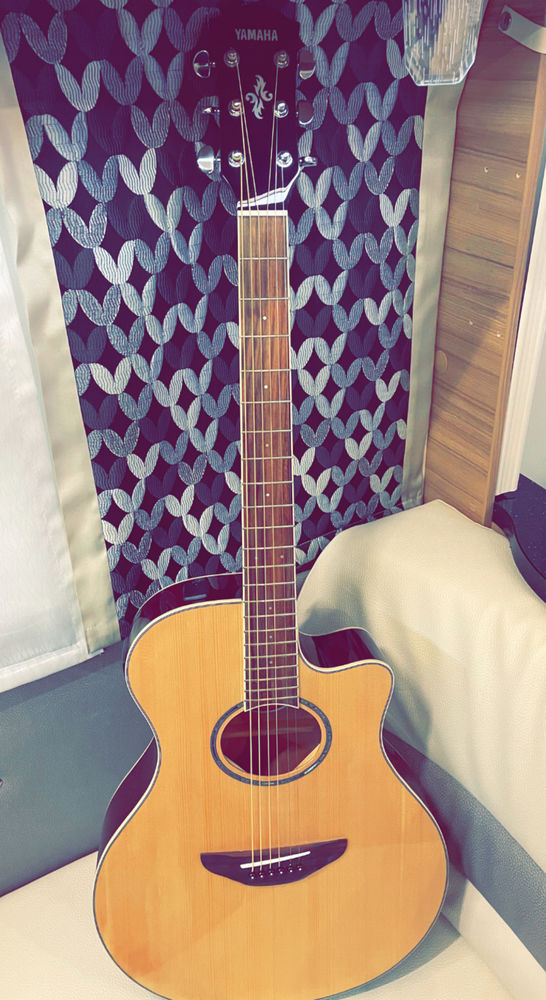 Guitar Yamaha 150 Cergy (95)
