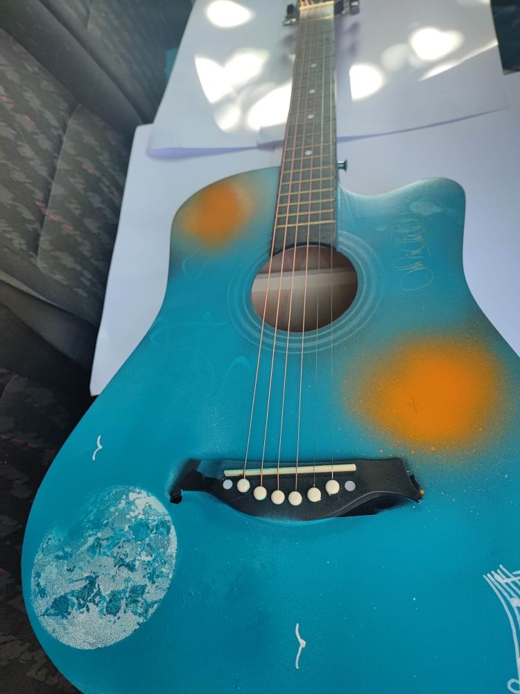 Guitare acoustique, 01 Accordeur, 01 Support, 01 Housse 
0 Marseille 8 (13)