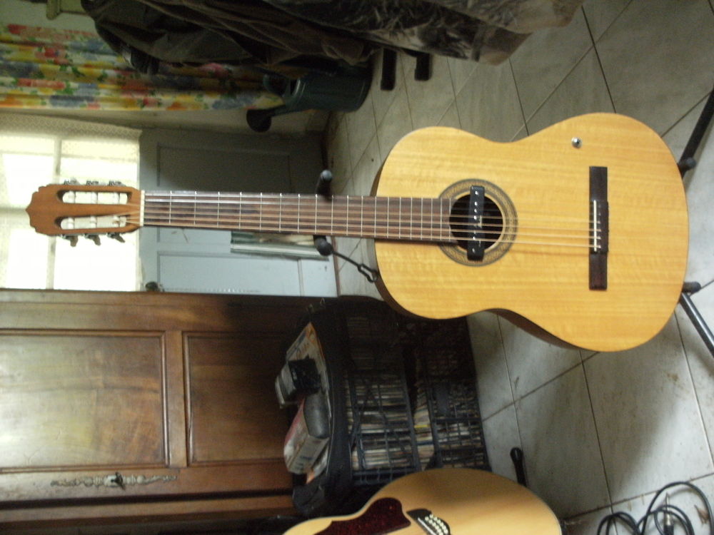GUITARE ARIANA AK 60  equipee electro acoustique rosace shad 130 Rablay-sur-Layon (49)