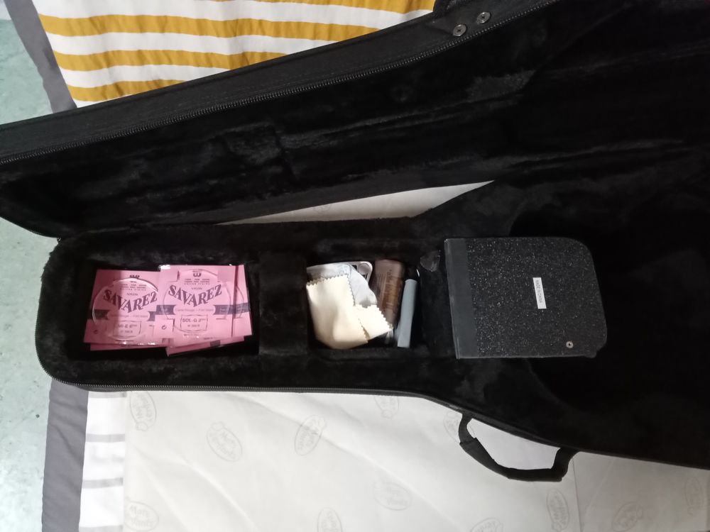 Guitare classique et son etui 40 Carentan (50)