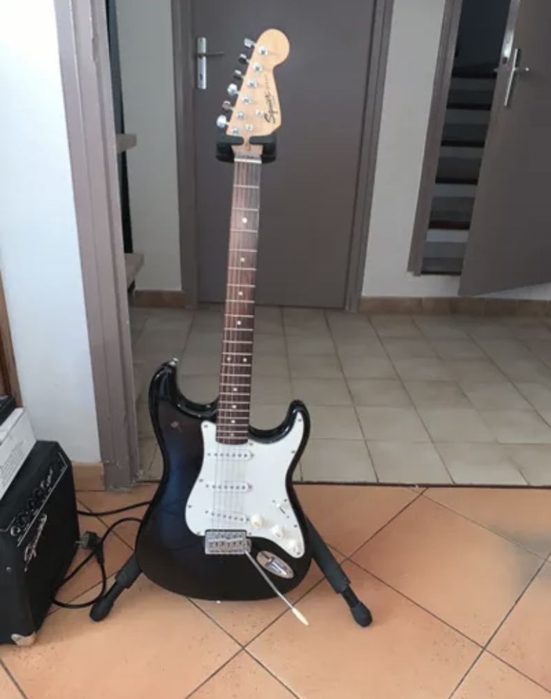 Guitare �lectrique Squier strat fender 140 Arles (13)
