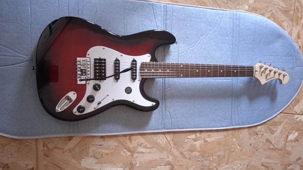 GUITARE ELECTRIQUE STRATOCASTER TENSON SERIE CALIFORNIA ST D 169 La Chapelle-du-Bois (72)