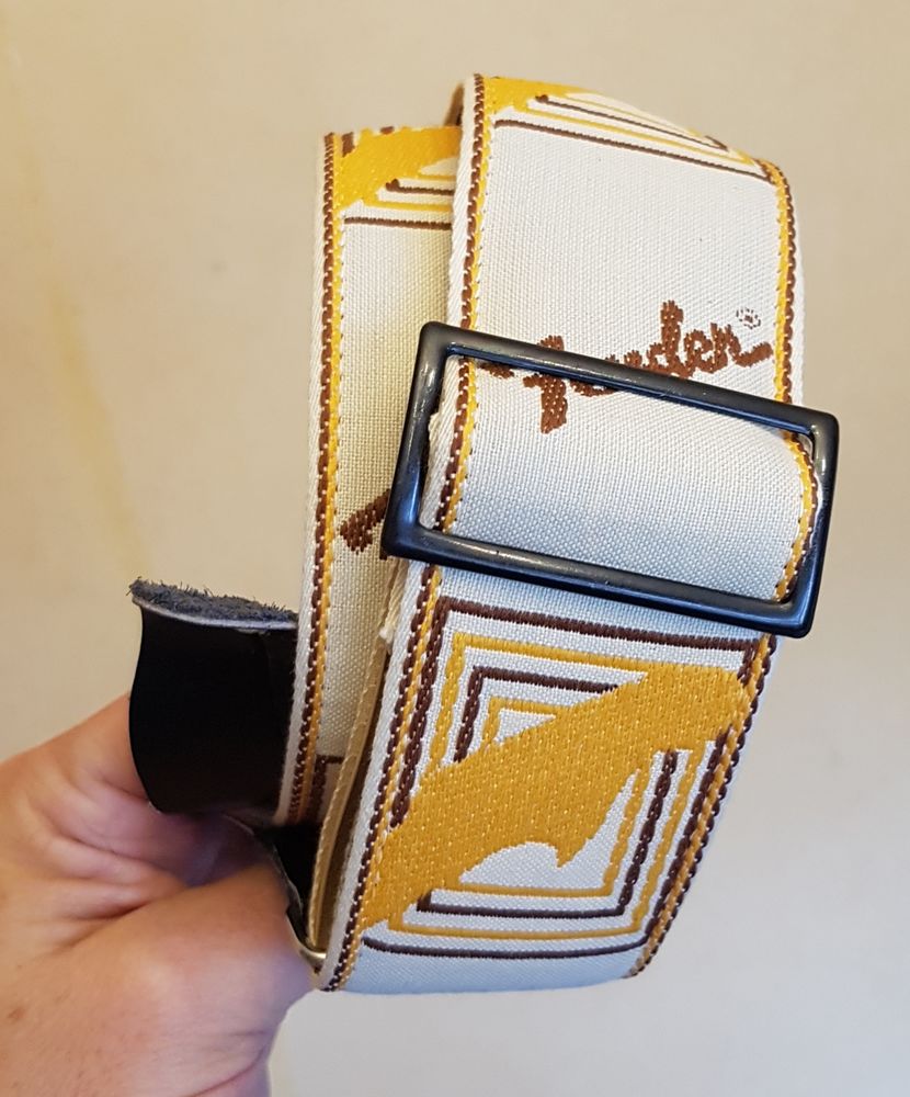 Guitare Fender bandouli�re vintage 70 Pierre-B�nite (69)