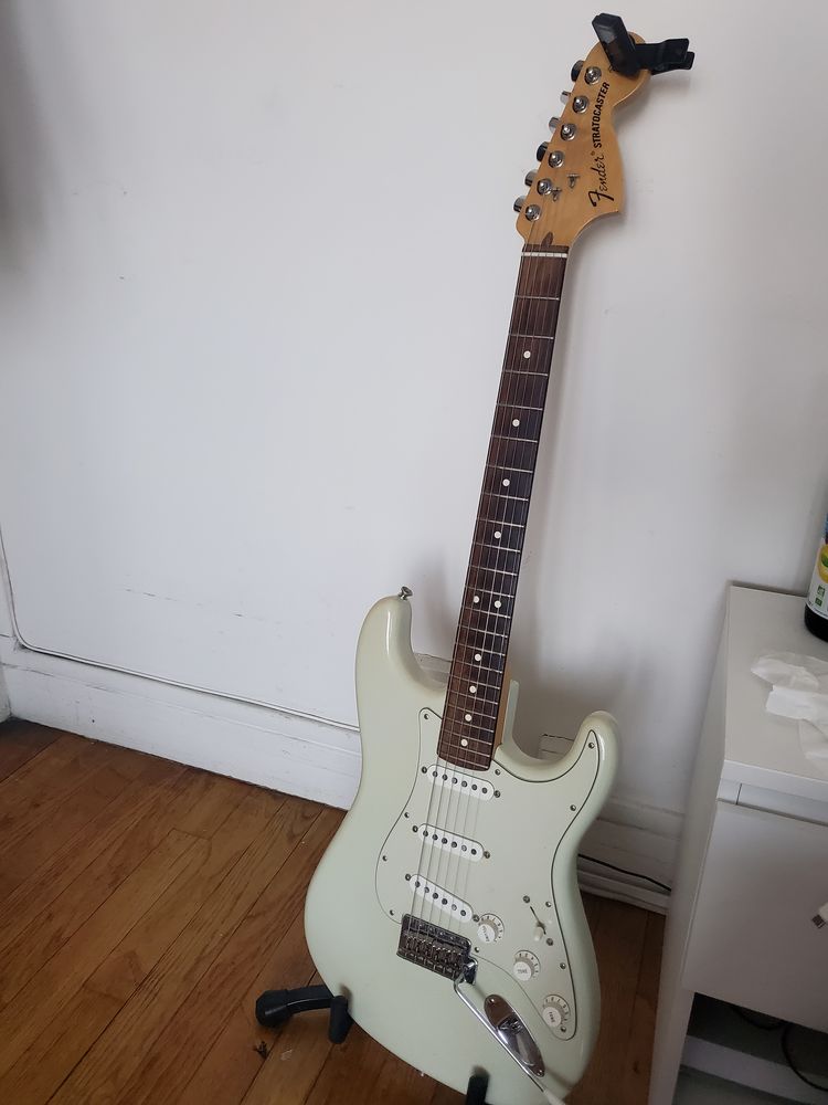 Une guitare fender strat 900 Clichy (92)