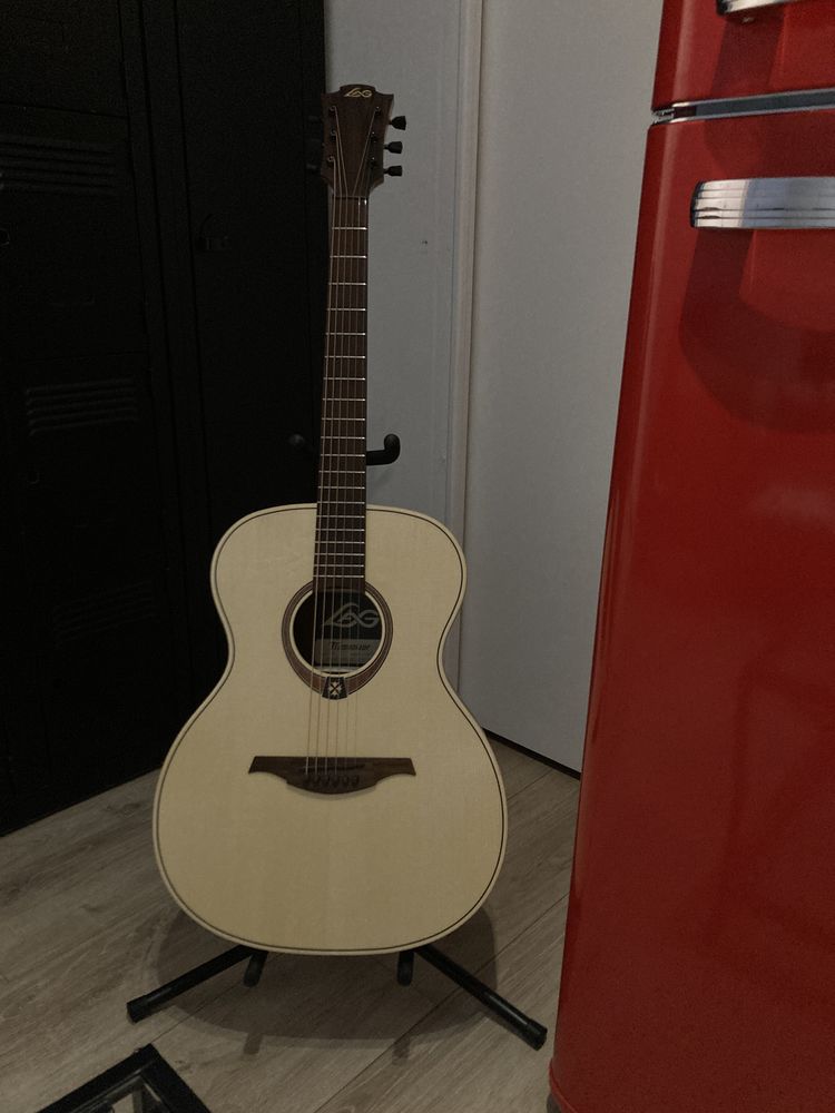C'est une guitare FOLK auditorium LAG tramontane T70A.
0 Lille (59)