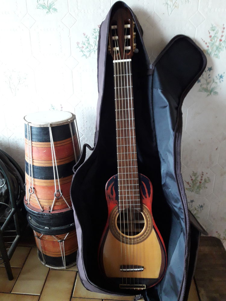 Guitare folk de voyage 100 Sevran (93)