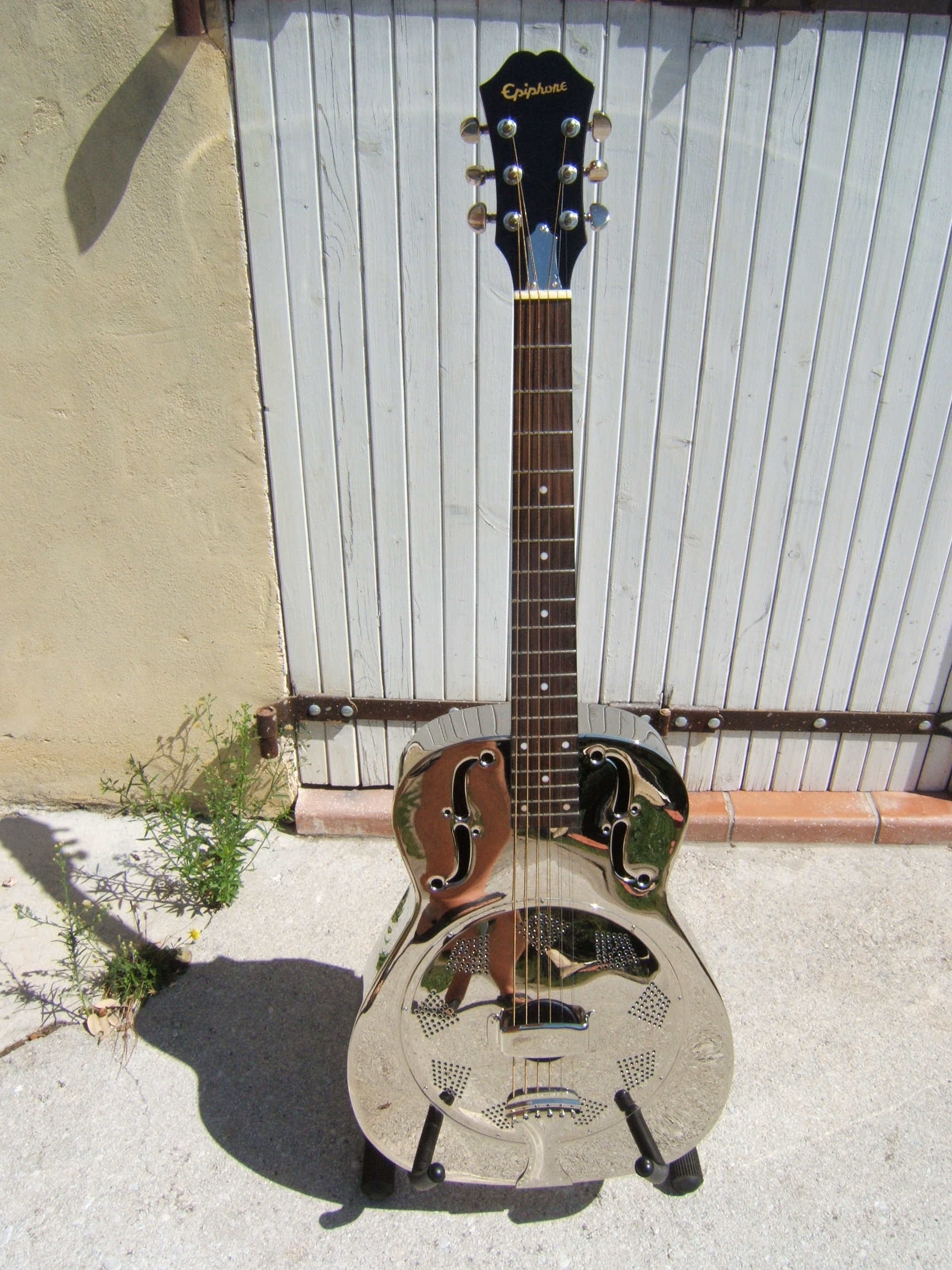 Guitare a r�sonateur 500 Lorgues (83)