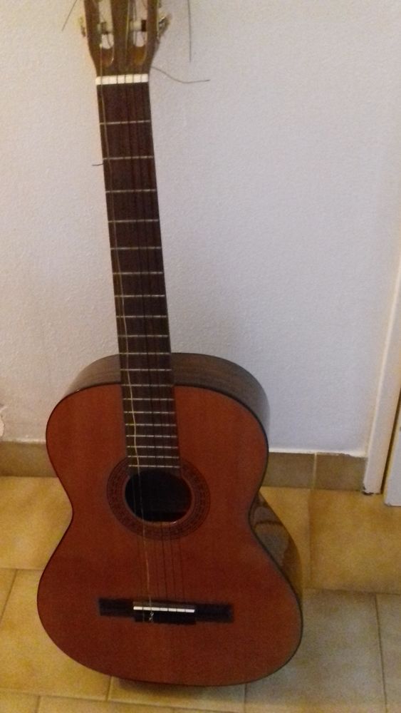 GUITARE SECHE 85 Hy�res (83)