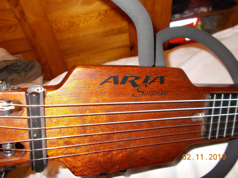 guitare silencieuse ARIA modèle Sansenido. 250 Carhaix-Plouguer (29)