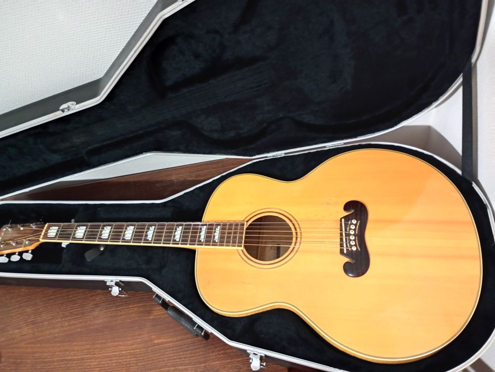 Guitare J 200 Tennessee (Jumbo) 
+ 
Etui moul� Deluxe Gator 250 Lille (59)