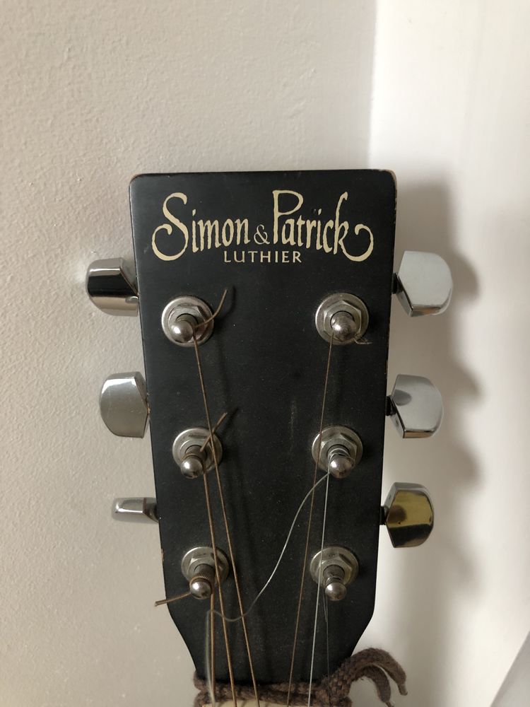 une guitare 80 Plouharnel (56)