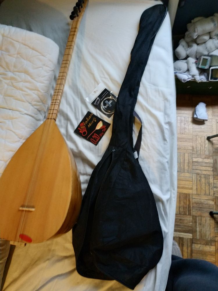 Guitare saz 60 Montgeron (91)