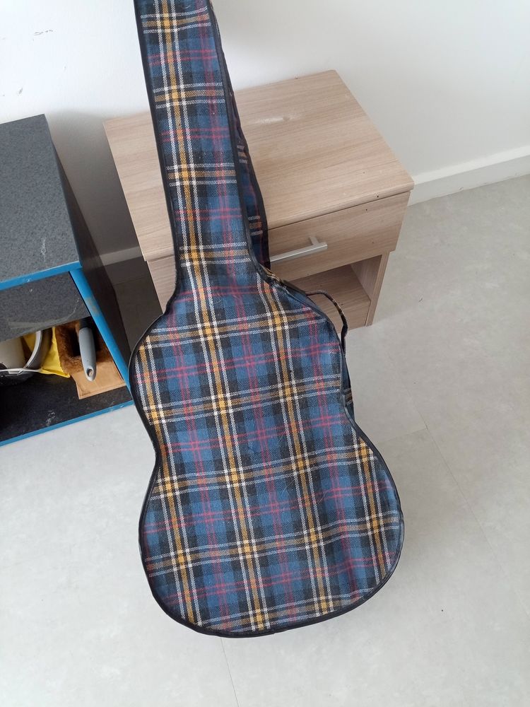 Guitare 100 Coulommiers (77)