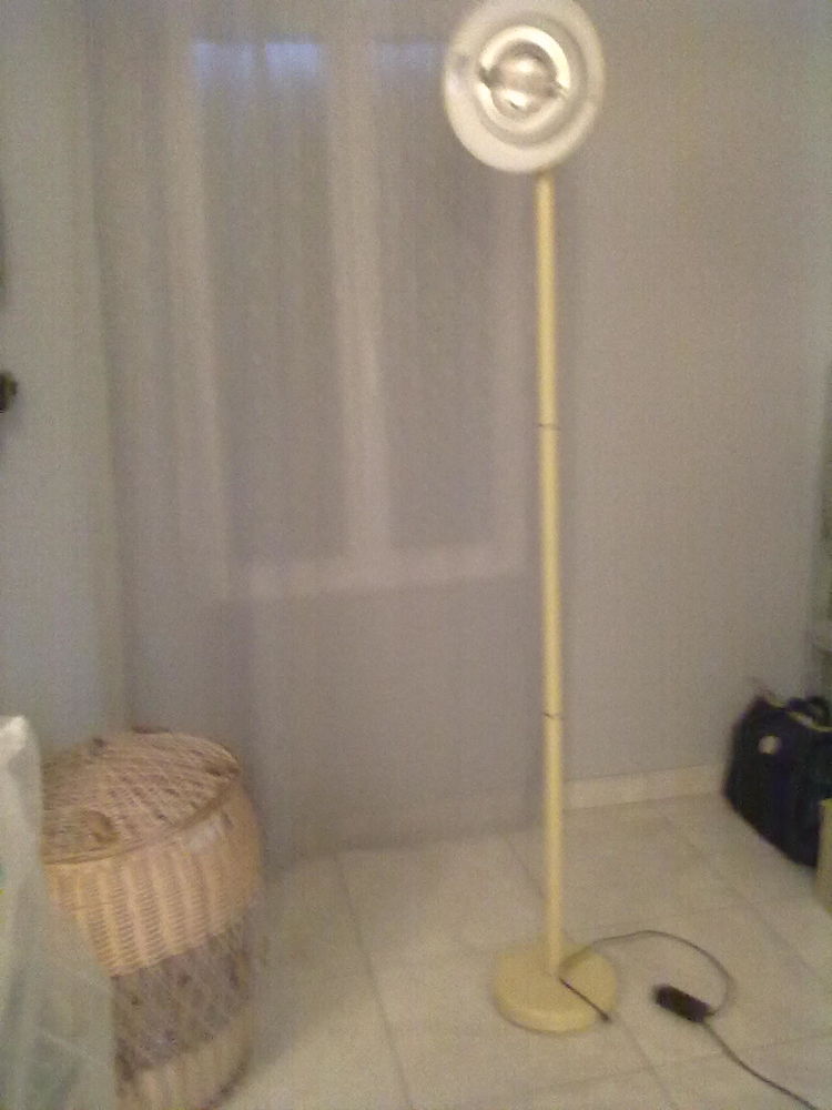 Halog�ne de couleur jaune 10 Sevelinges (42)