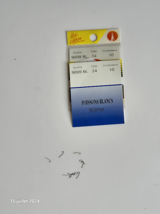 Lot de 20 hame�ons non mont�s, longue tige , taille  24, ref 4 Saumur (49)