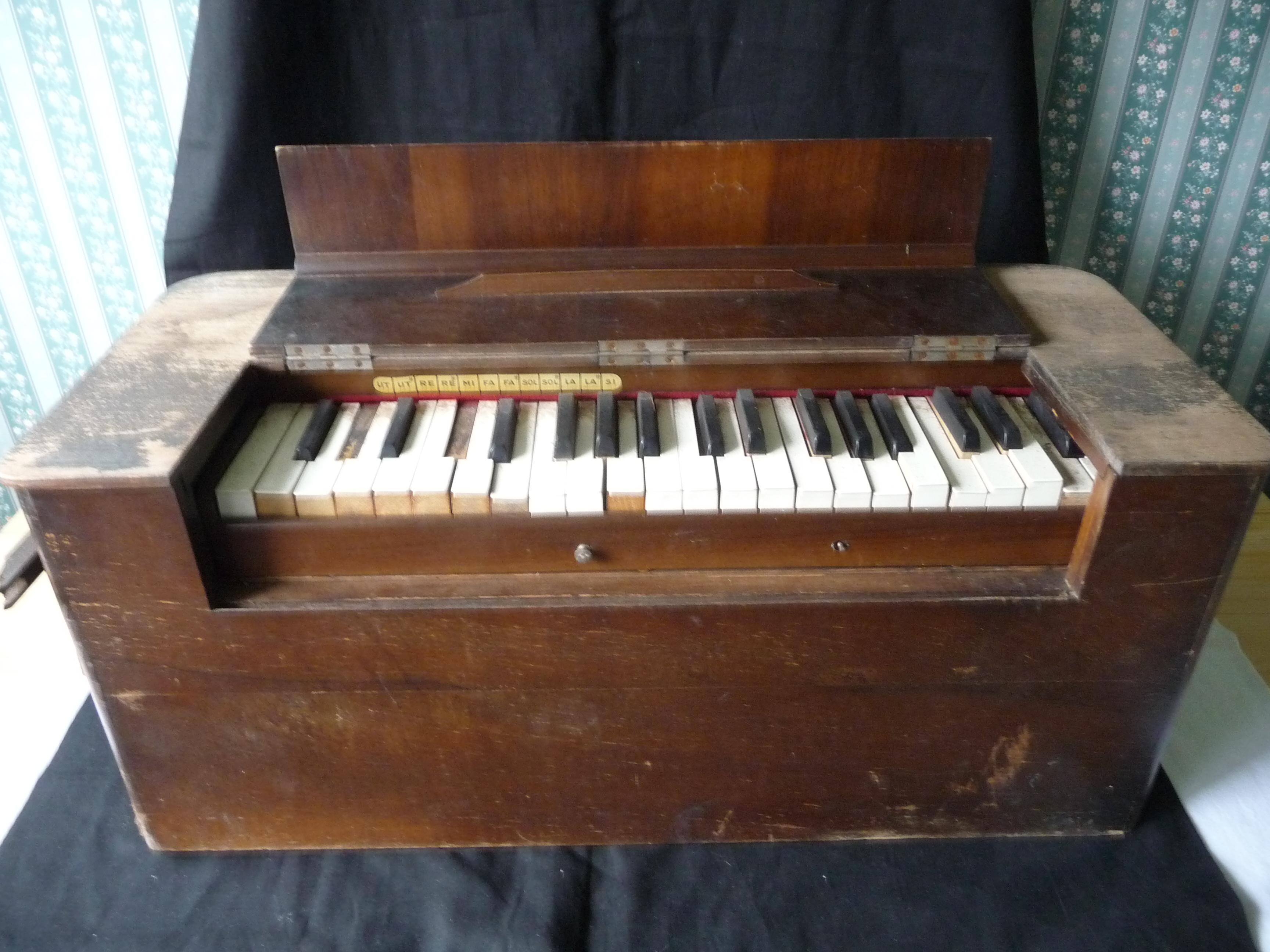 Harmonium de table � pompe manuelle 'Le guide chant scolaire 120 Mouvaux (59)
