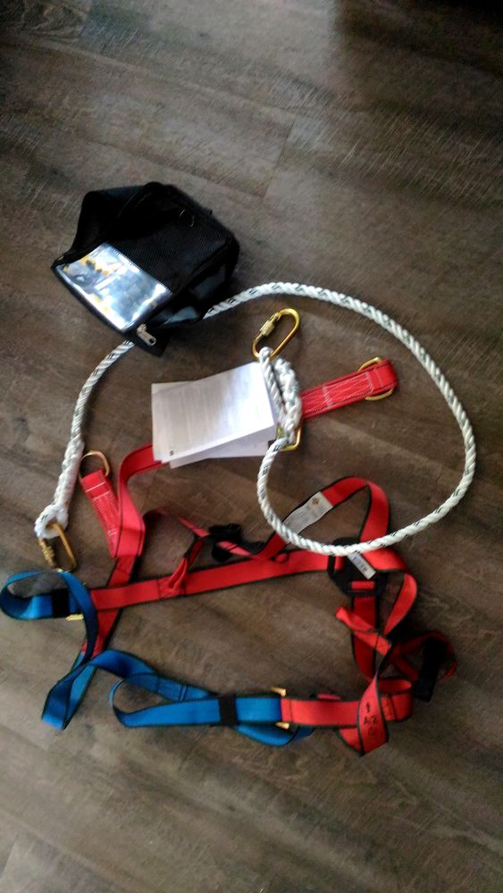 Harnais de s�curit� antichute et corde � mousquetons 1 Belfort (90)