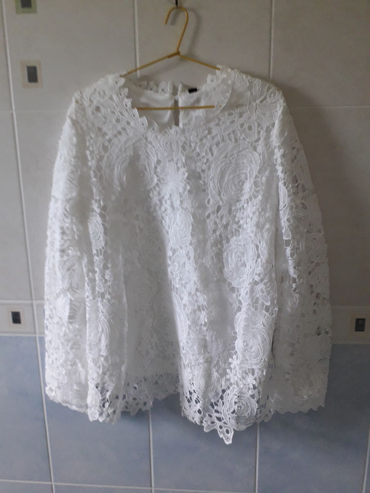 Haut uni en dentelle � manches longues 19 Thorign�-d'Anjou (49)