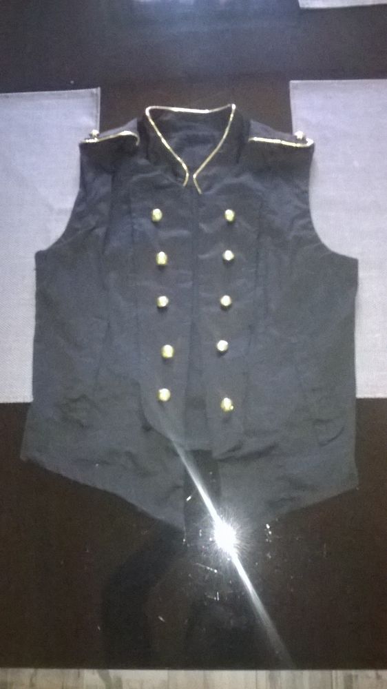 Haut femme Spencer
Style Pirate
Excellent etat
Avec bouto 13 Talange (57)